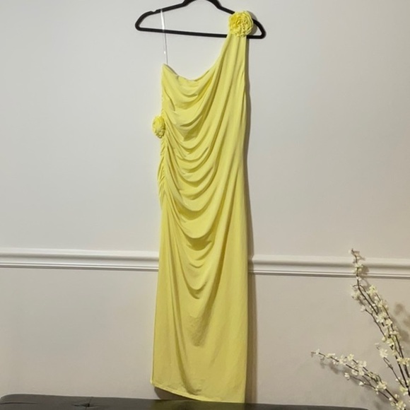 Chic One-Shoulder Yellow Dress